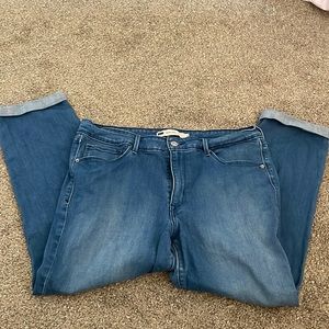 Levi Cropped Jean Capris